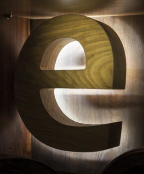 three-dimensional-letters-of-wood-with-backlighting деревянные объемные буквы